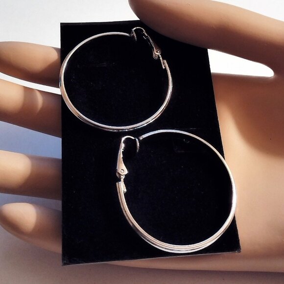 1 1/2" Avon Pinpoint Edge Hoop Clip On Earrings Vintage Silver Tone Large Round - Picture 1 of 5